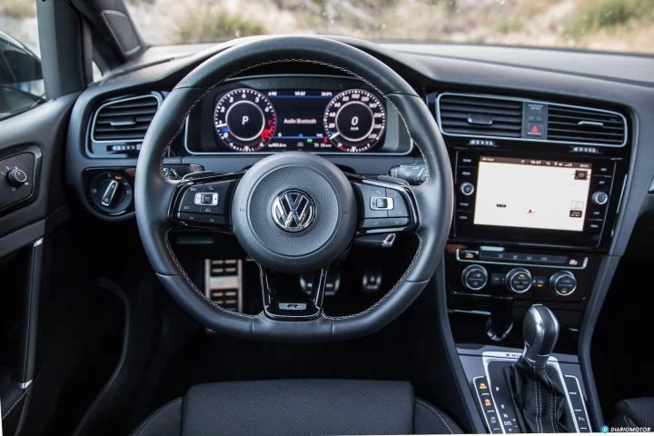 Volkswagen Golf R Interior 1 