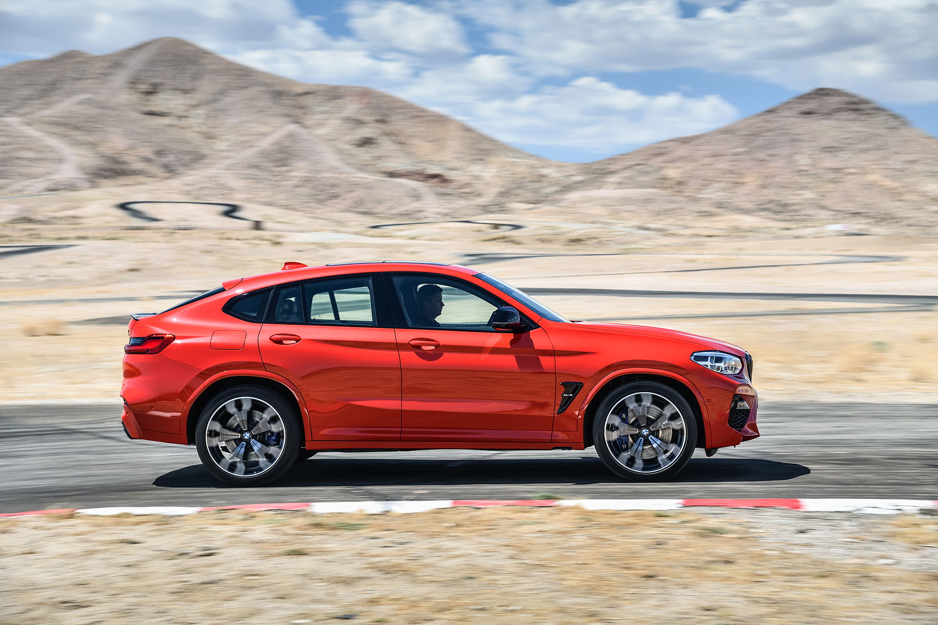 Bmw X4 M 2019 Rojo Exterior Movimiento 24