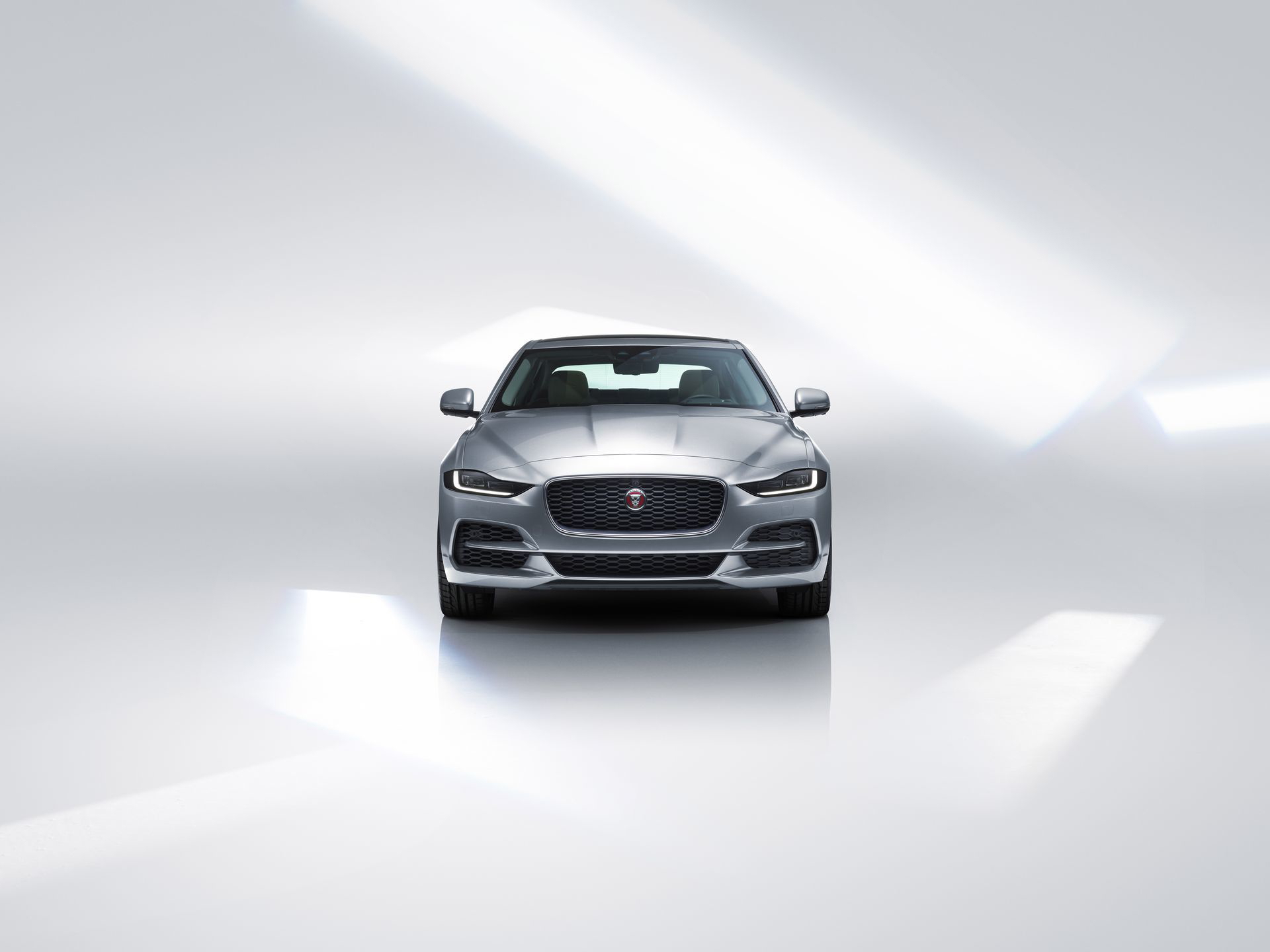 Jaguar Xe 2019 10