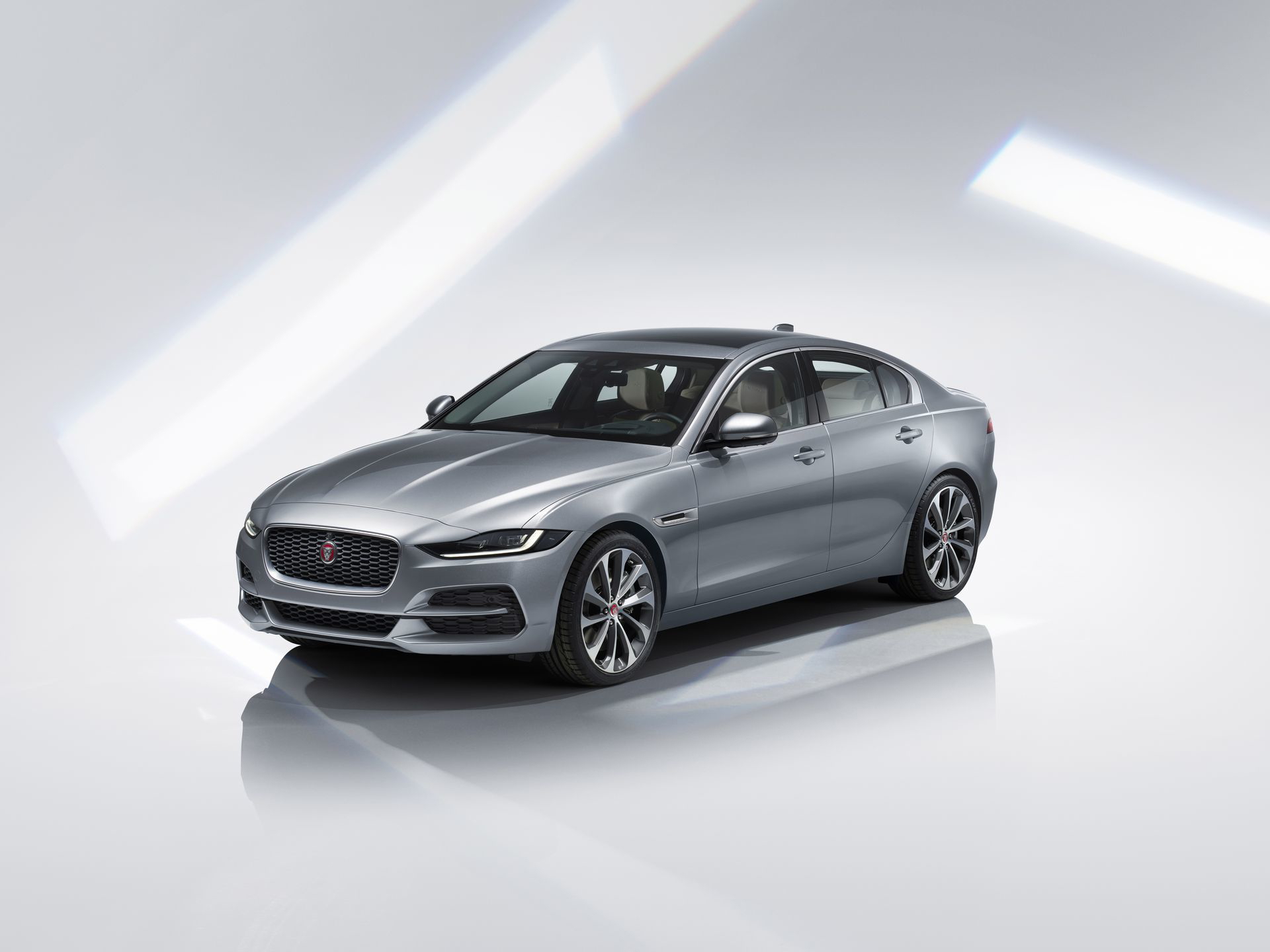 Jaguar Xe 2019 11