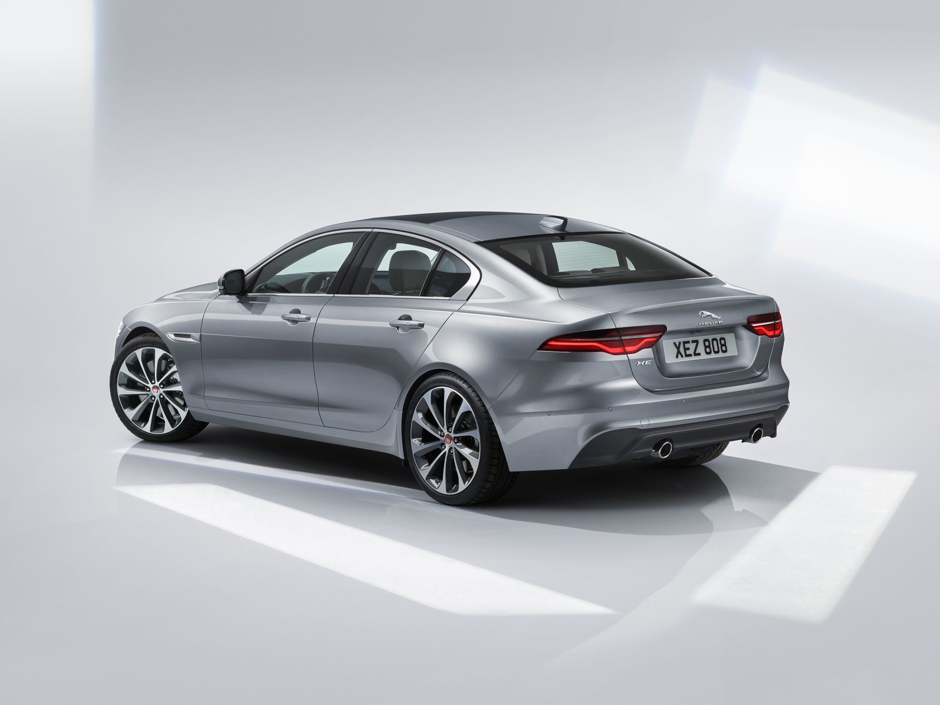 Jaguar Xe 2019 12