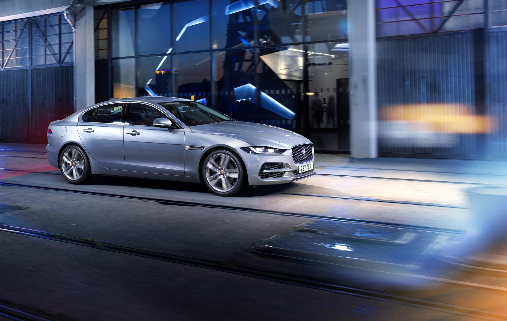Jaguar Xe 2019 13