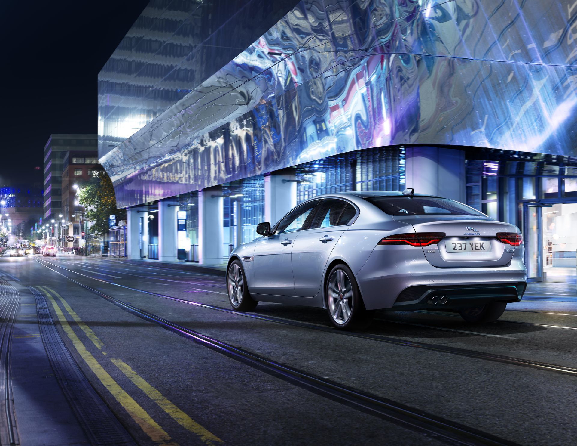 Jaguar Xe 2019 14