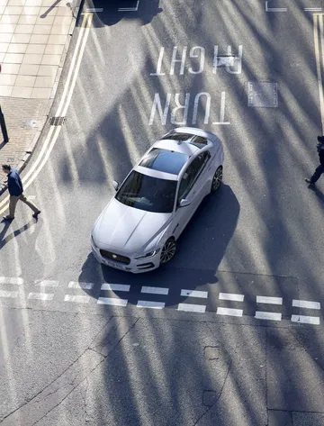Jaguar Xe 2019 23