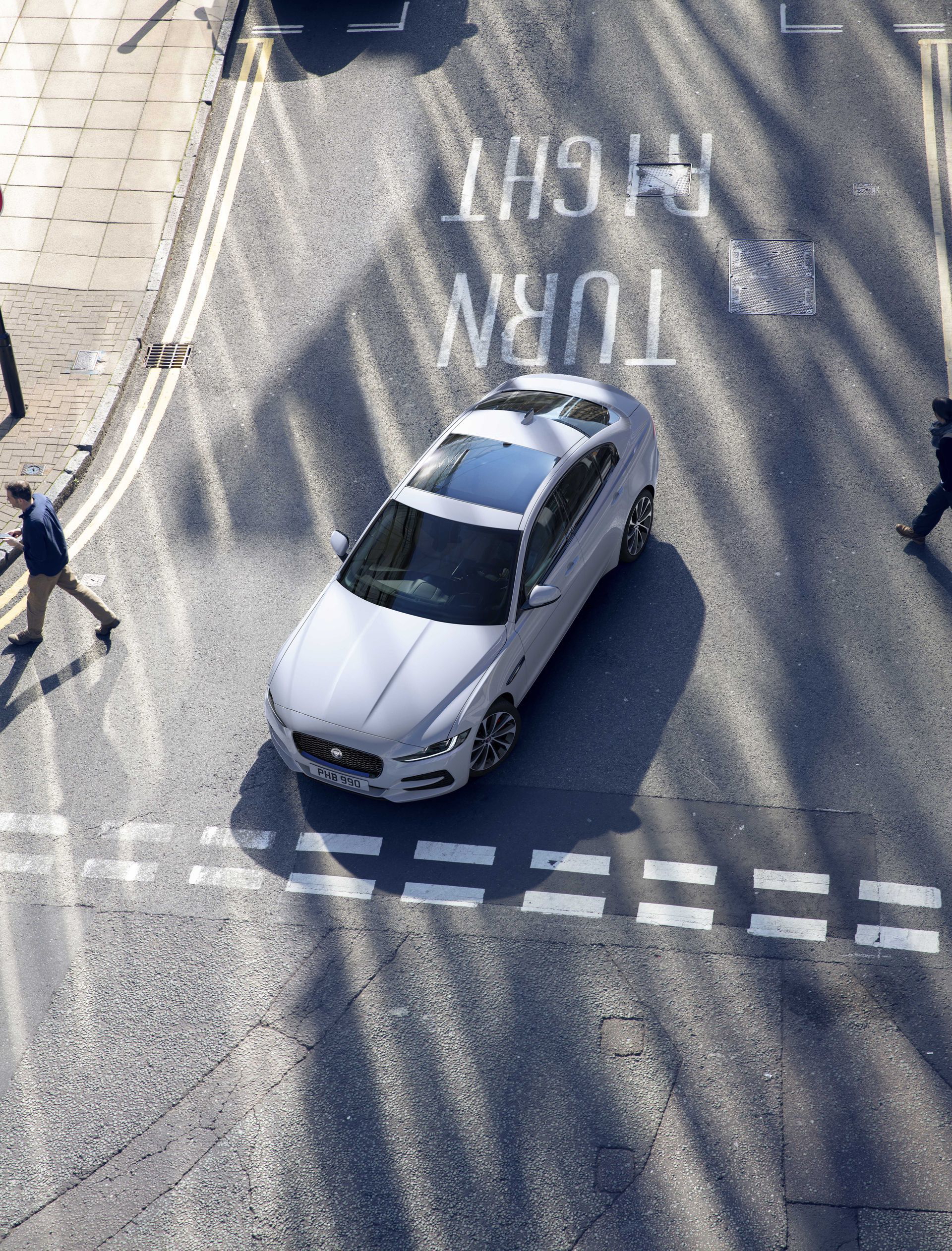 Jaguar Xe 2019 23