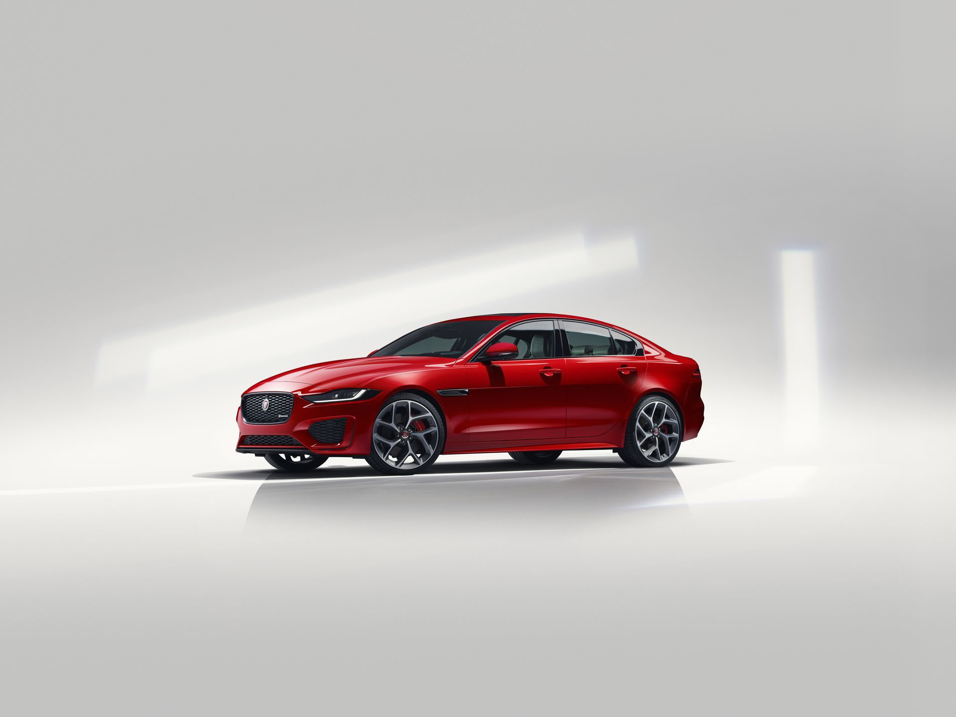 Jaguar Xe 2019 4