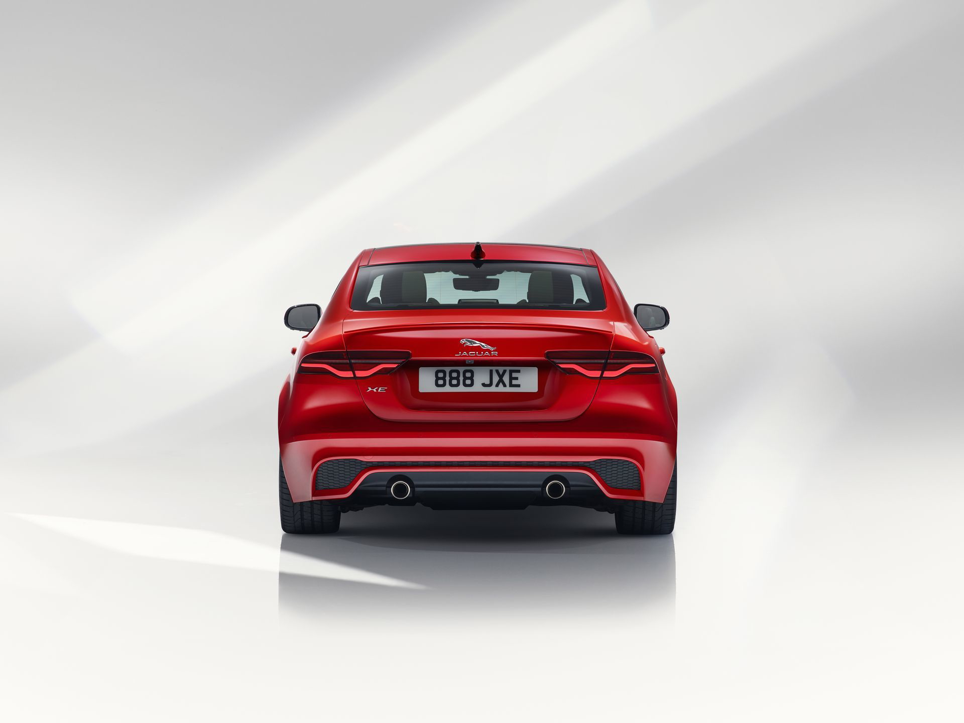 Jaguar Xe 2019 8