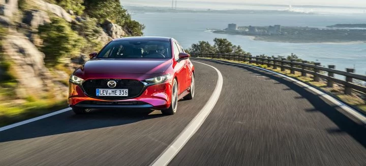 Mazda 3 Rojo 2019 Frontal Movimiento