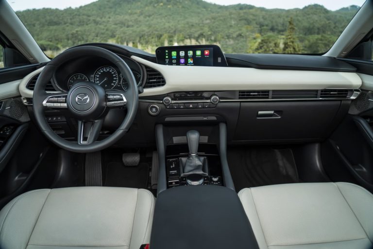 mazda3-2019-interior-blanco-01-768x512.jpg