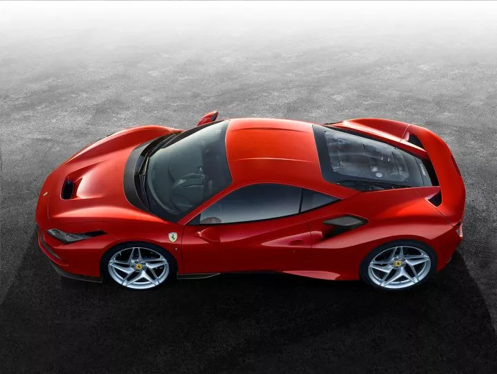 Perfil dinámico del Ferrari F8 mostrando su elegante techo y línea lateral.