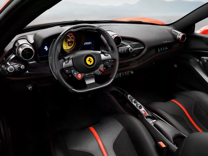 Imagen detallada del volante del Ferrari F8 con insignia visible
