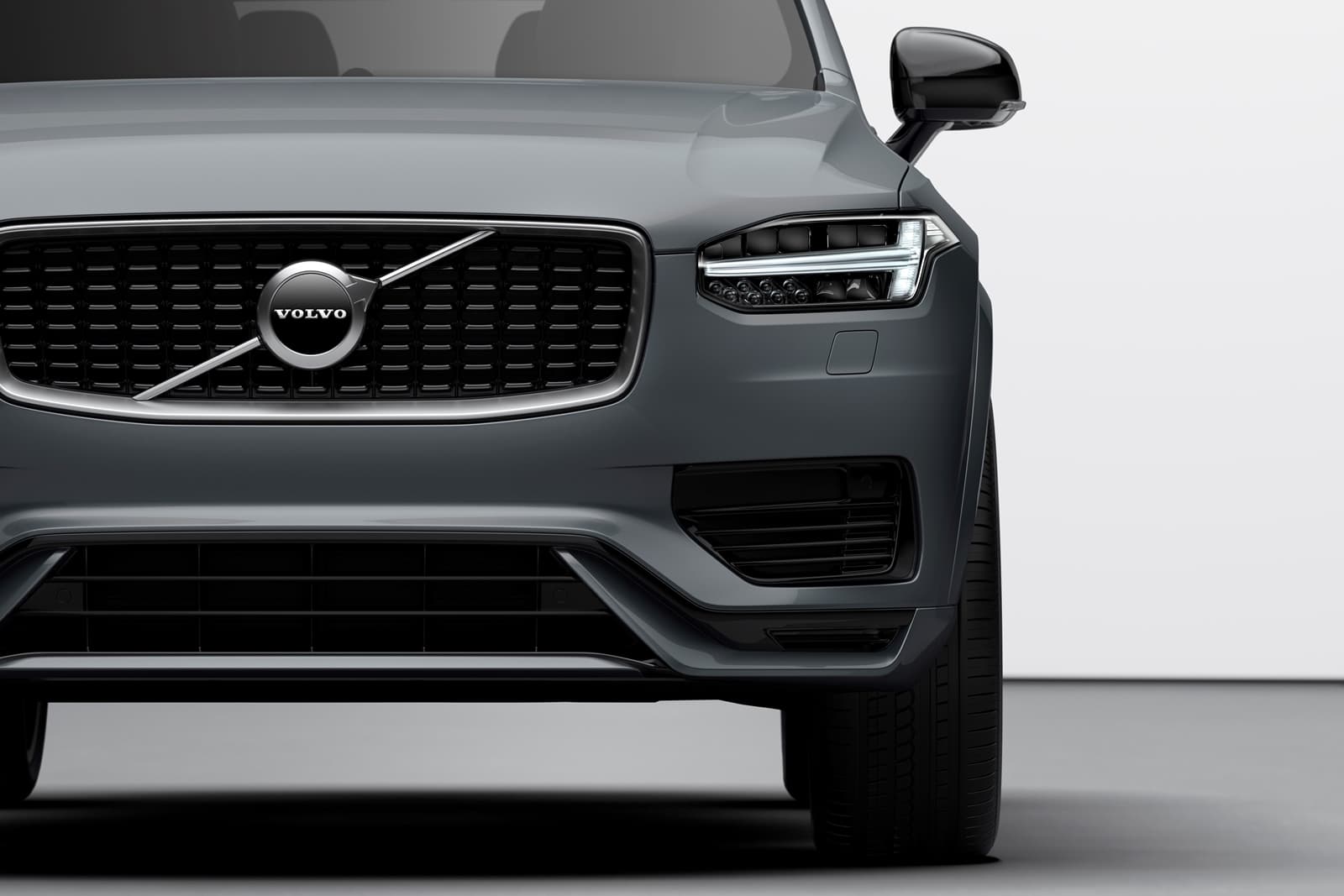 The New Volvo Xc90 R Design T8 Twin Engine In Thunder Grey