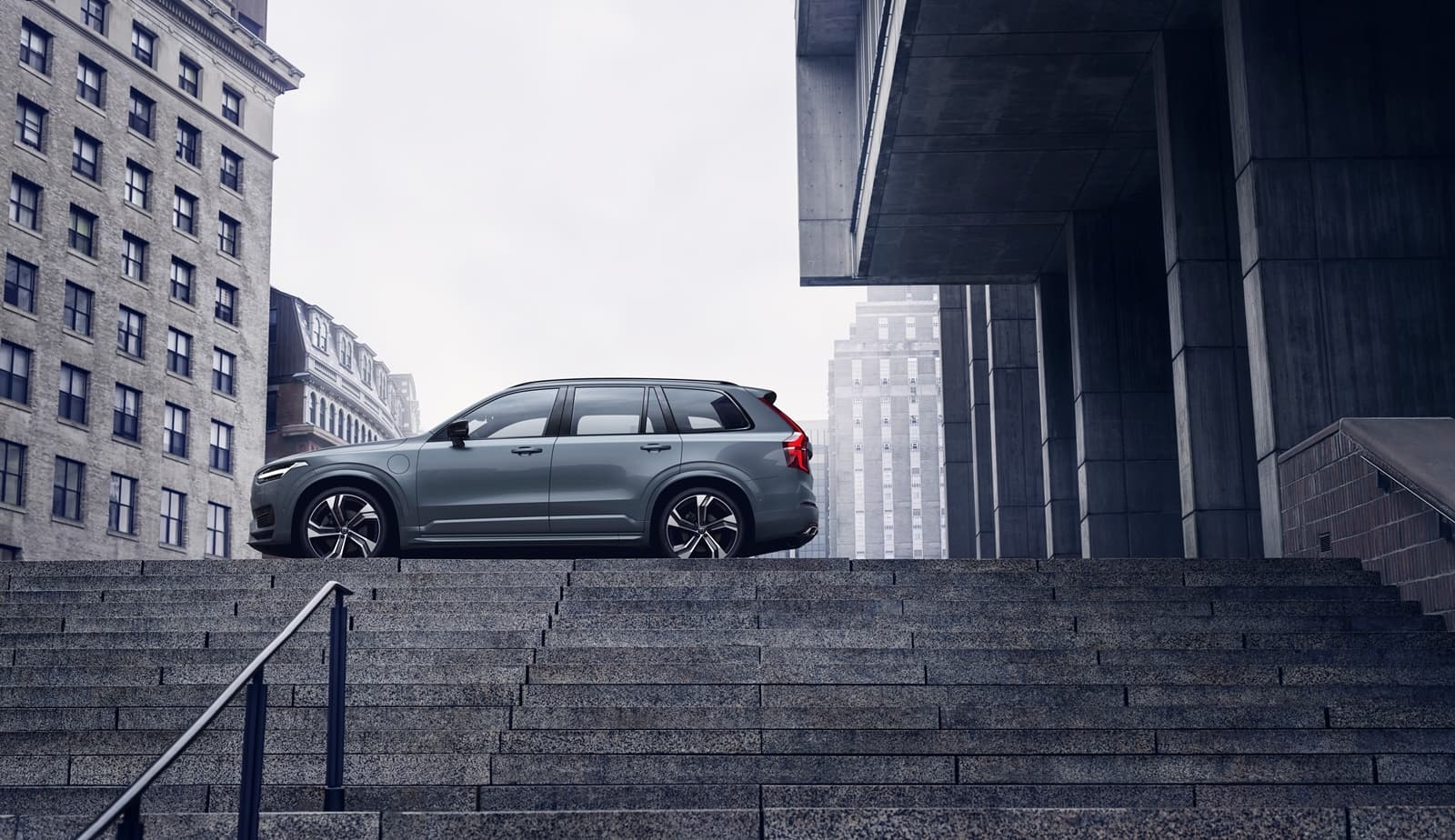 The New Volvo Xc90 R Design T8 Twin Engine In Thunder Grey