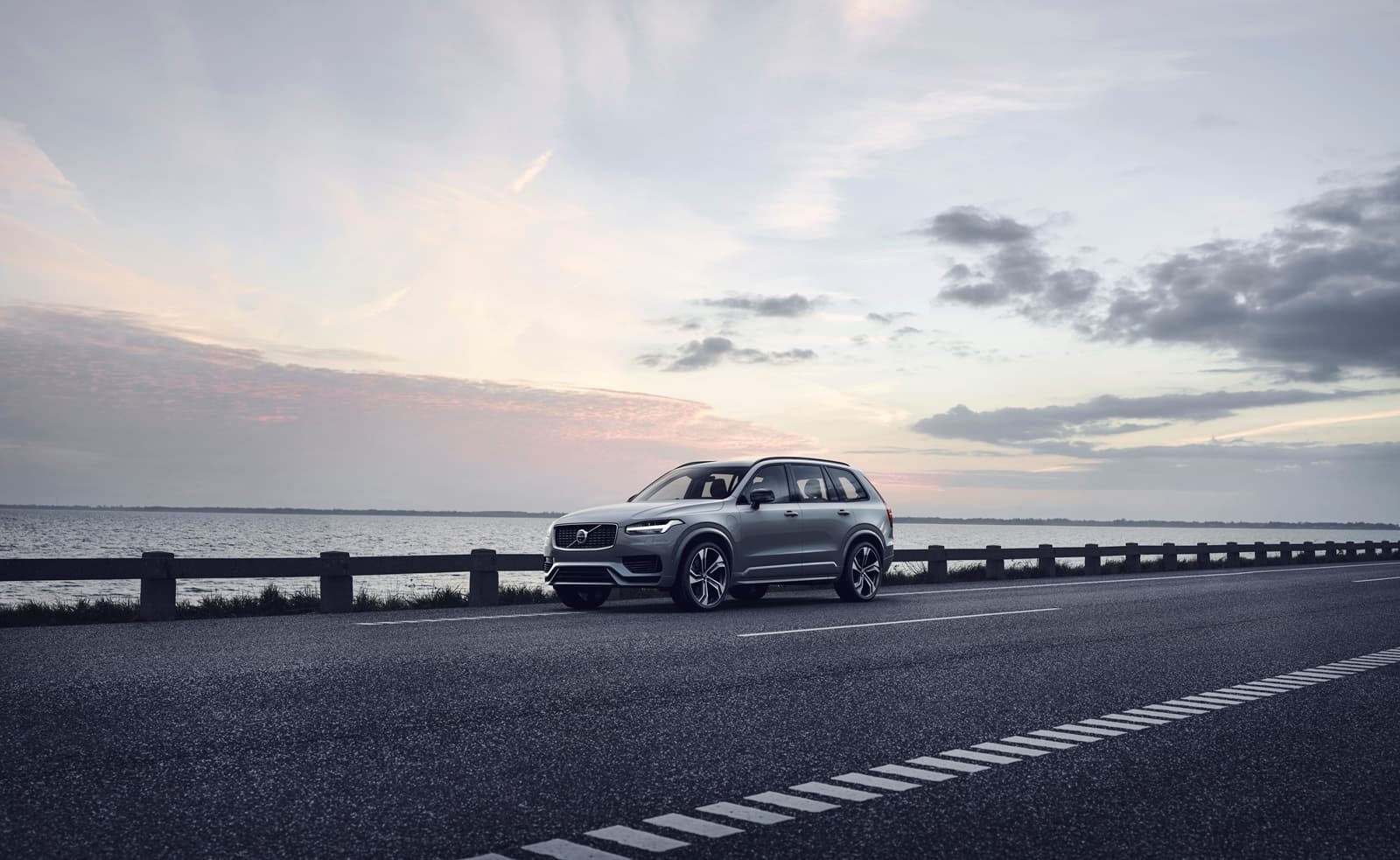 The Refreshed Volvo Xc90 R Design T8 Twin Engine In Thunder Grey