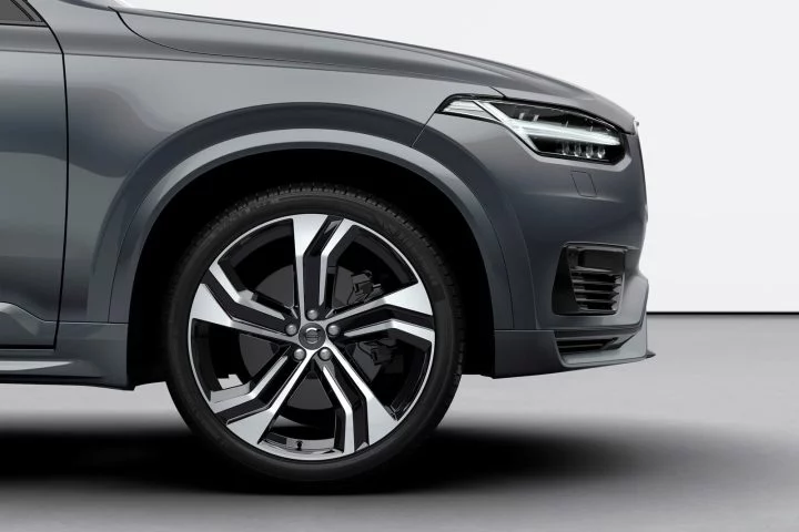 The New Volvo Xc90 R Design T8 Twin Engine In Thunder Grey