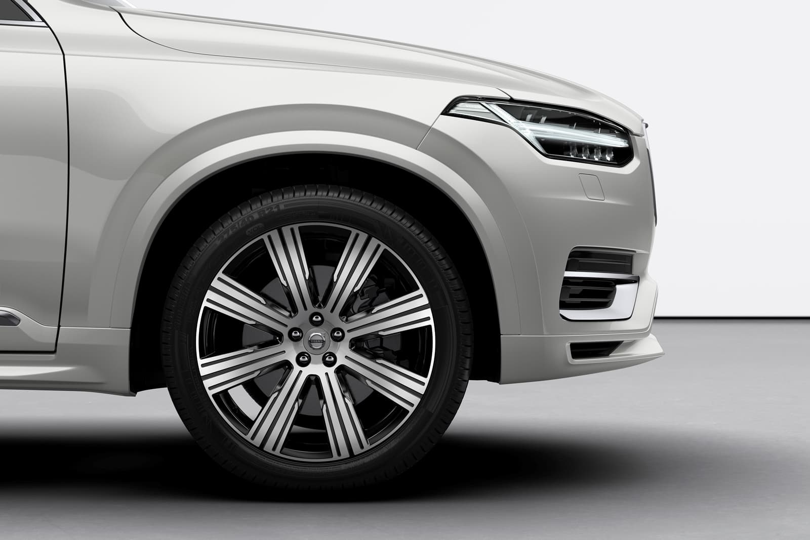 The New Volvo Xc90 Inscription T8 Twin Engine In Birch Light Metallic