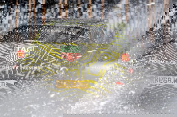 Aston Martin Dbx 4