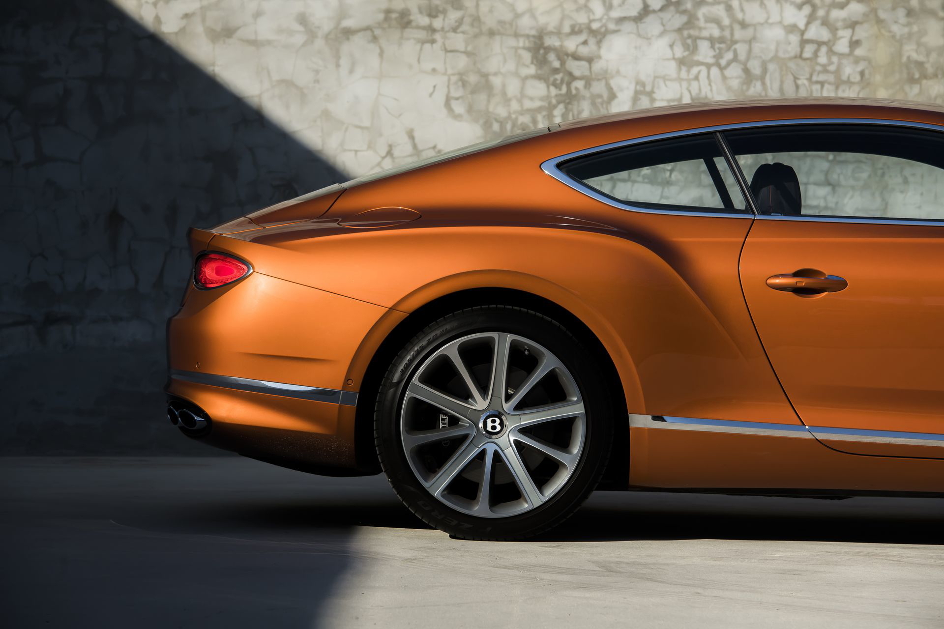 Bentley Continental V8 Photo: James Lipman / Jameslipman.com