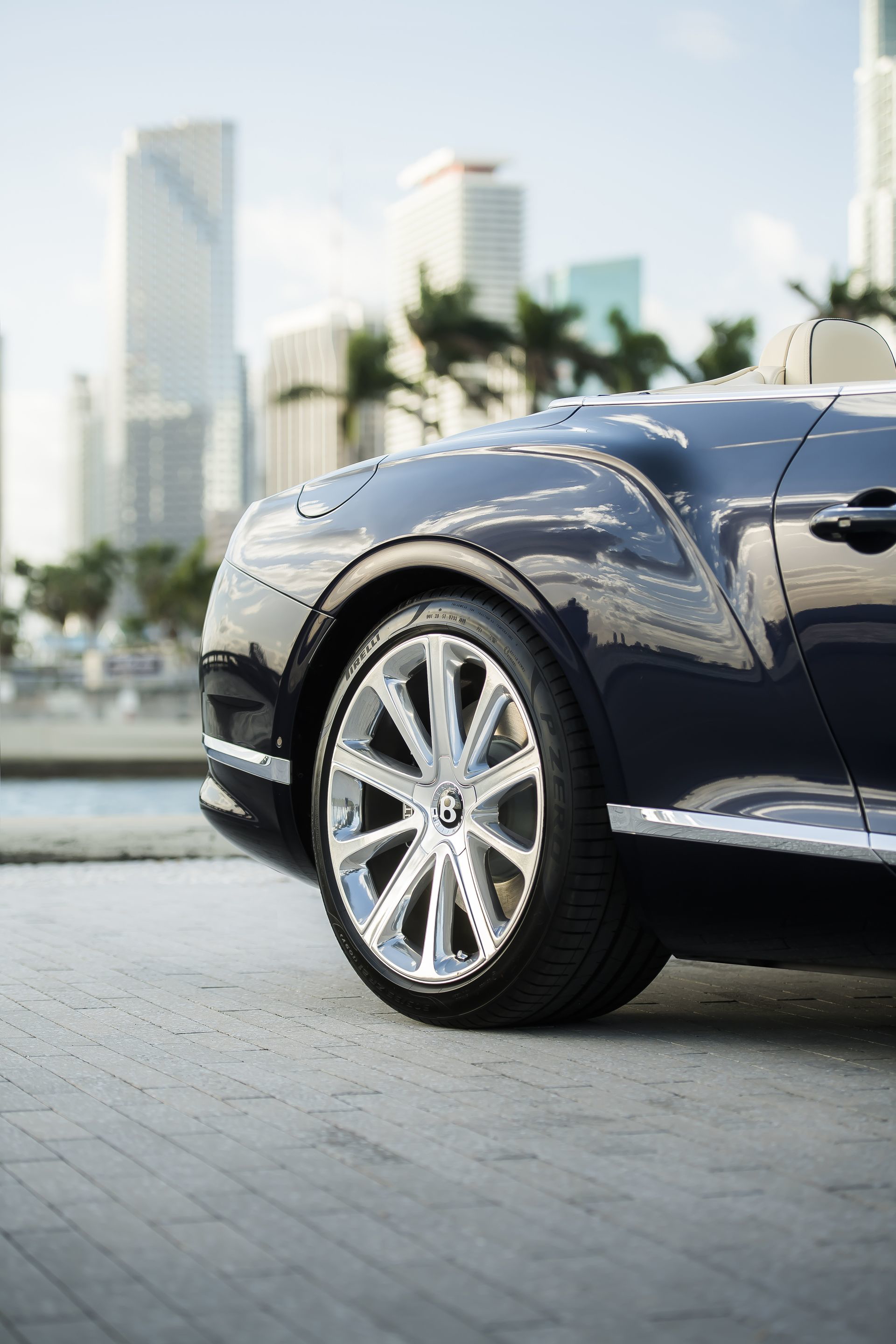 Bentley Continental V8 Photo: James Lipman / Jameslipman.com