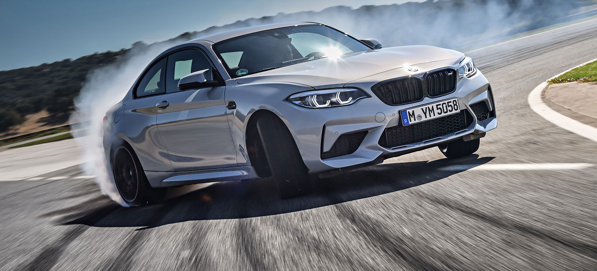 Neumáticos nuevos: ¿Mejor delante o detrás? 4 Motor16 bmw m2 competition blanco derrapando Motor16