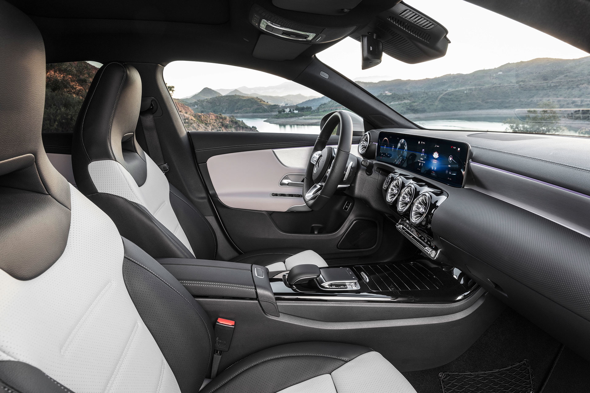 Mercedes Cla Shooting Brake 2019 Interior 05