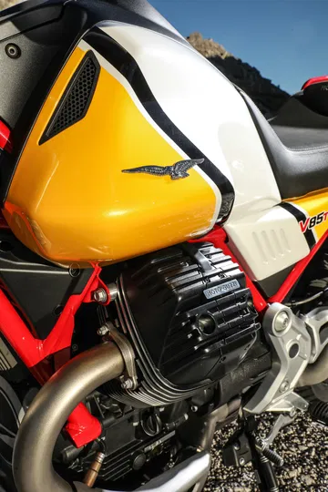 33 Moto Guzzi V85 Tt