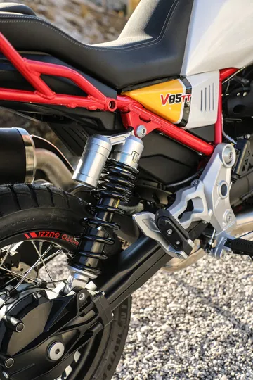 36 Moto Guzzi V85 Tt