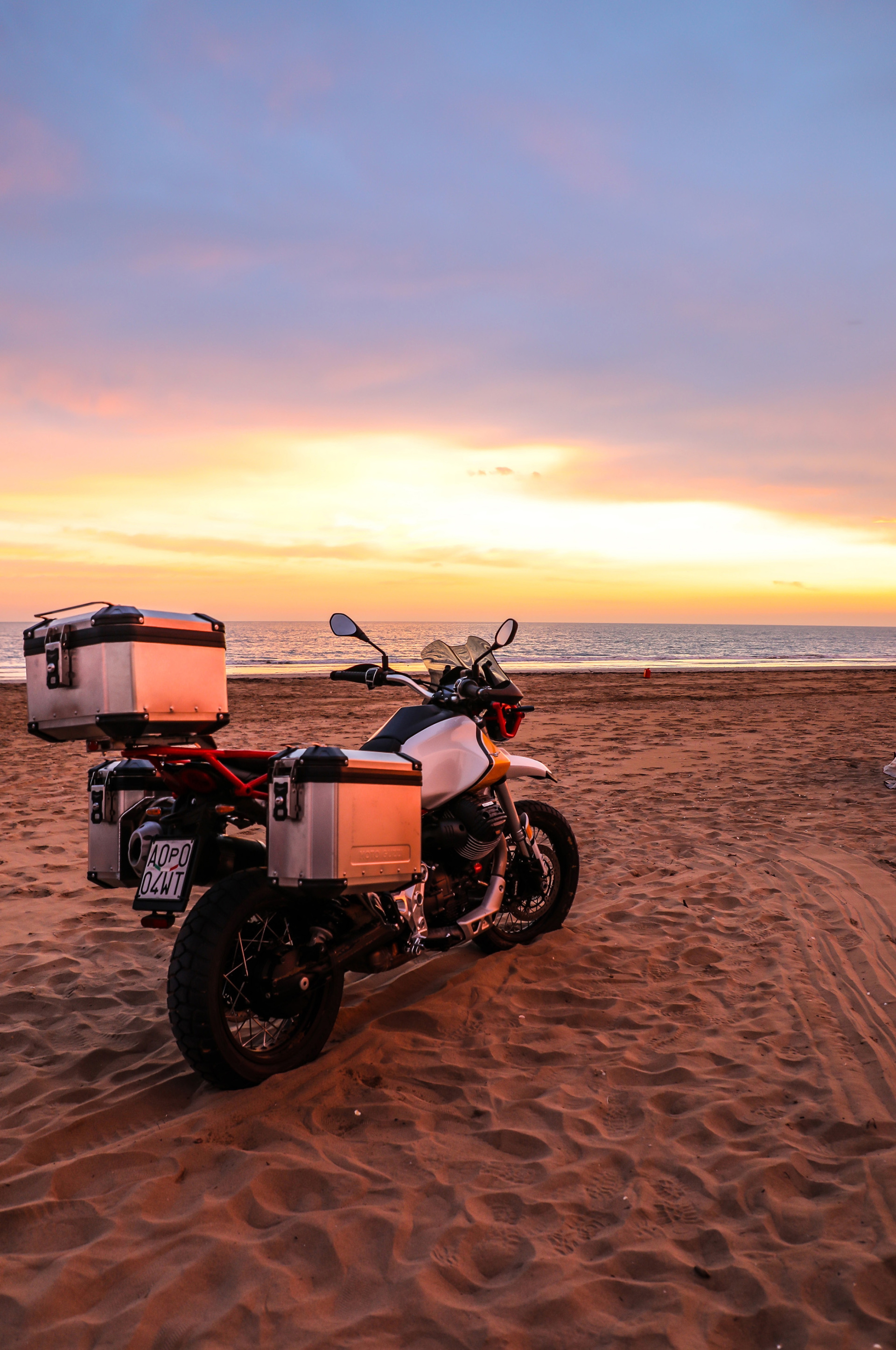 40 Moto Guzzi V85 Tt