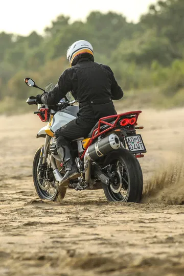 43 Moto Guzzi V85 Tt