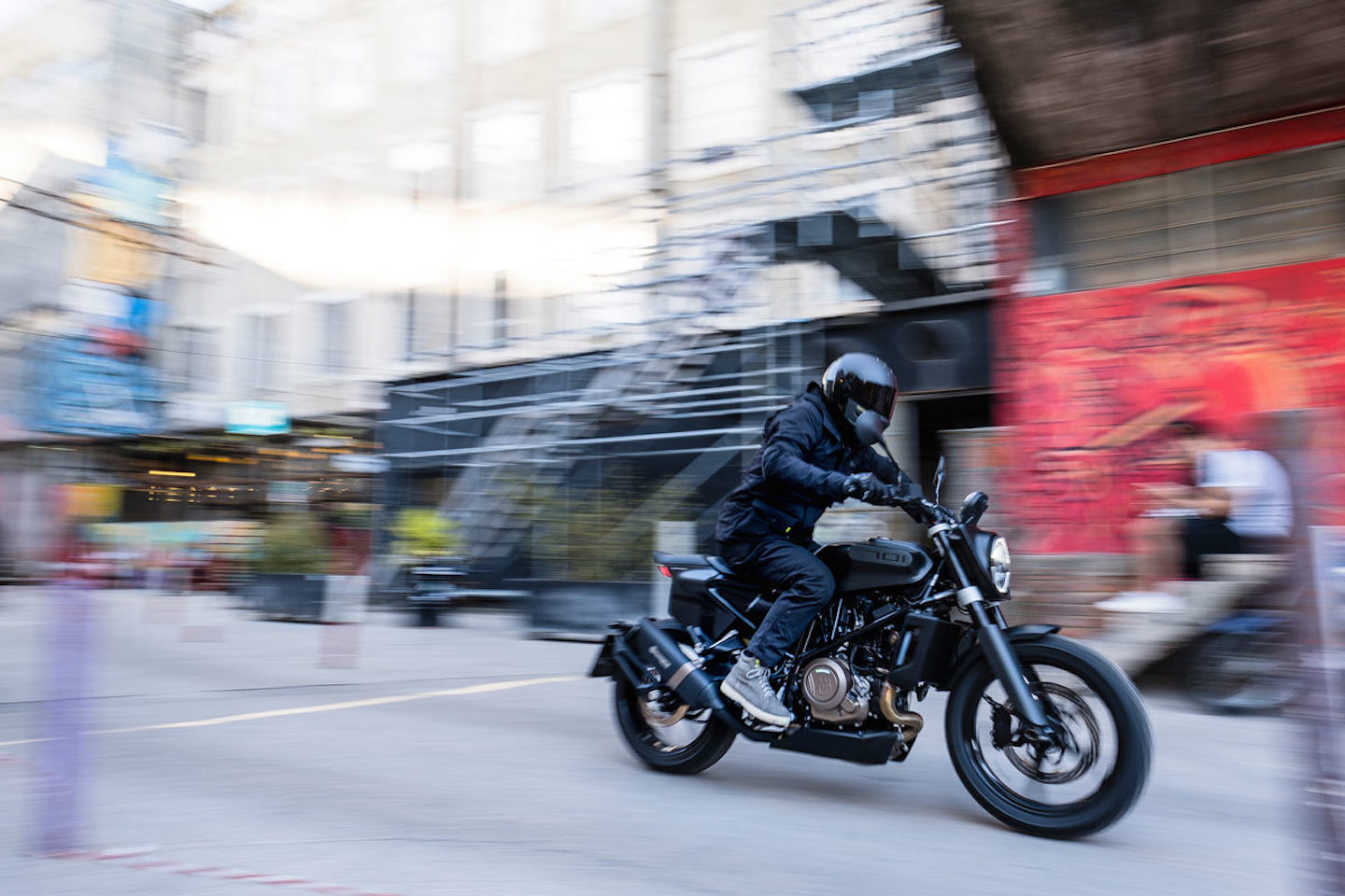 57688 Svartpilen 701 2019 Action