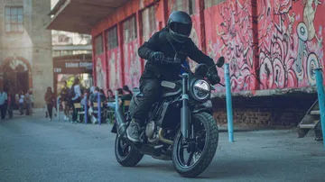 57735 Svartpilen 701 2019 Action
