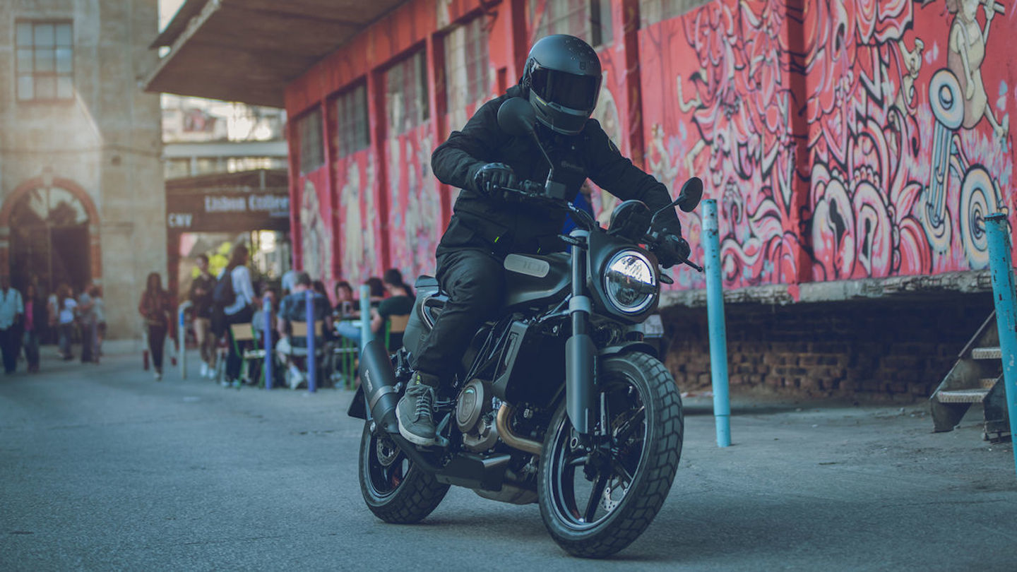57735 Svartpilen 701 2019 Action