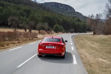 Jaguar Xe 2020 0419 011