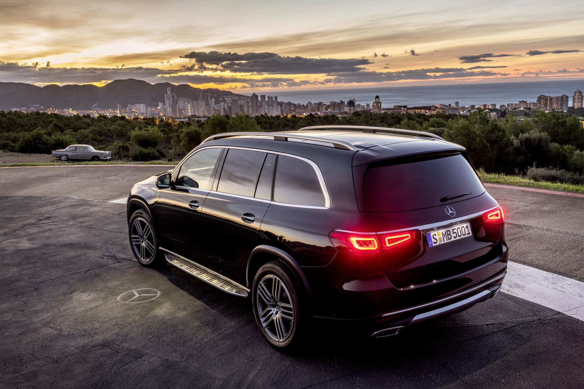 Der Neue Mercedes Benz Gls: Die S Klasse Unter Den Suv The New Mercedes Benz Gls: The S Class Of Suvs