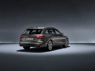 Vista trasera y lateral del Audi A4 Avant que muestra su elegante diseño.