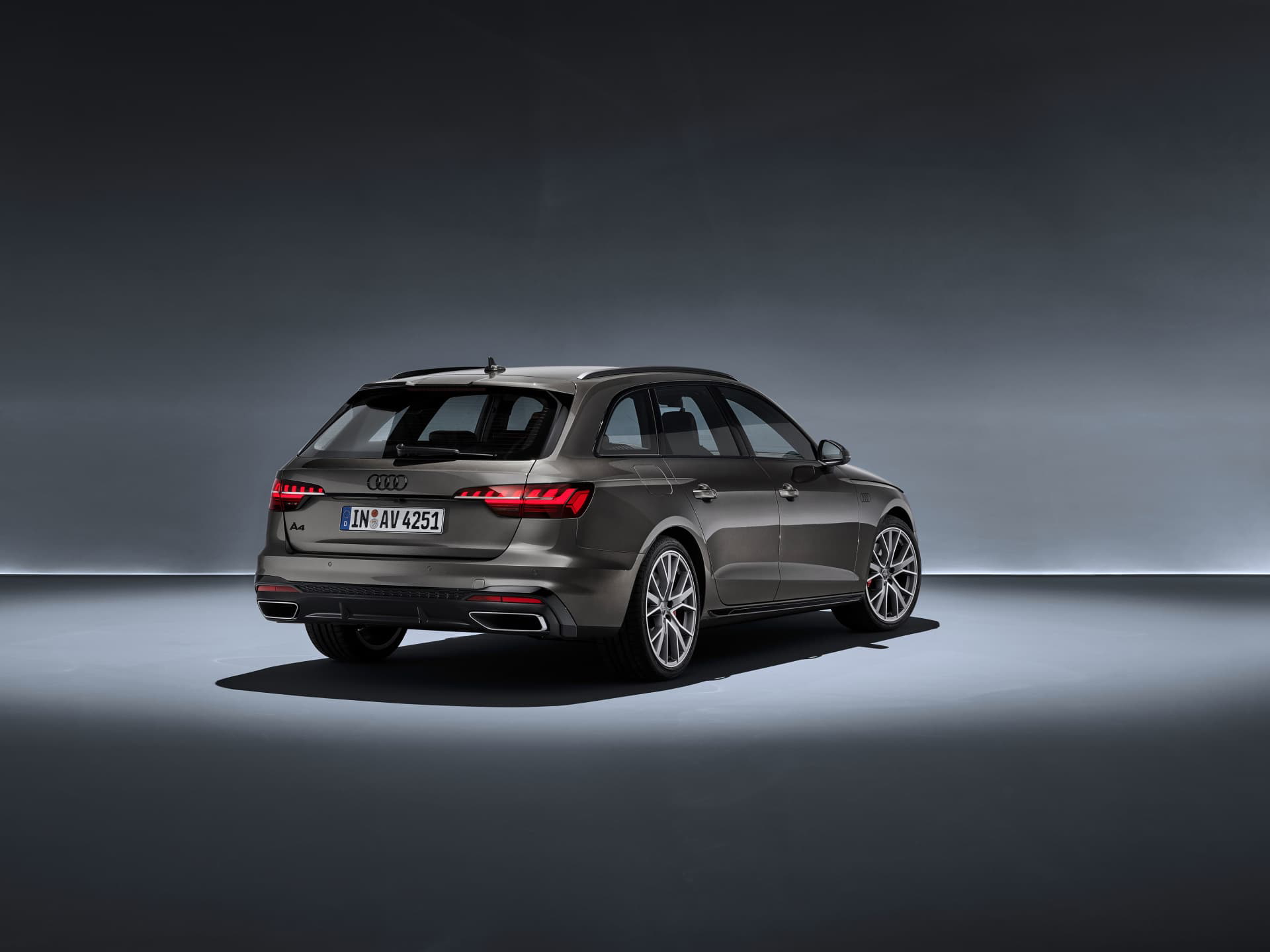 Vista trasera y lateral del Audi A4 Avant que muestra su elegante diseño.