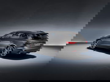 Vista elegante del Audi A4 Avant resaltando su diseño y líneas laterales.