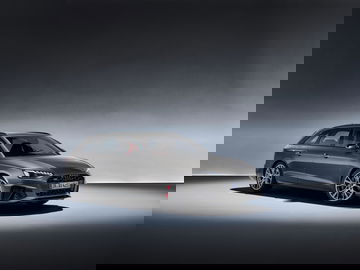 Vista lateral del Audi A4 destacando su perfil aerodinámico y diseño sofisticado.