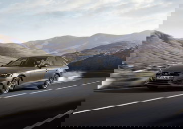 Vista lateral en movimiento del Audi A4 Limousine destacando su silueta aerodinámica.
