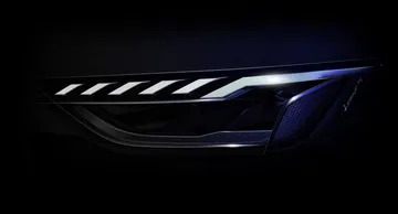 Vista lateral de un Audi A4 mostrando un diseño elegante y moderno.