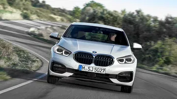 Vista frontal BMW Serie 1 con diseño de parrilla característico.