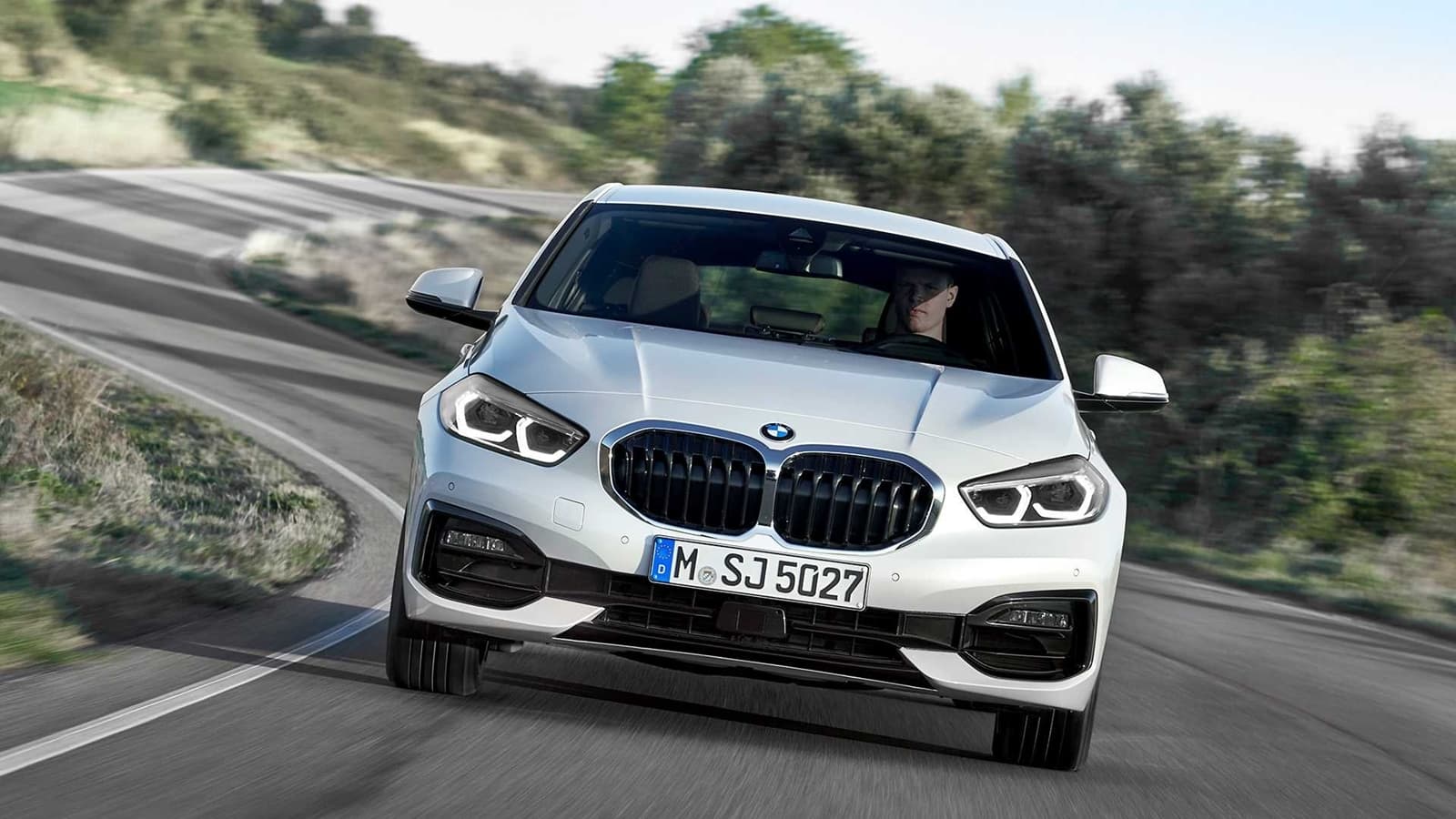 Vista frontal BMW Serie 1 con diseño de parrilla característico.