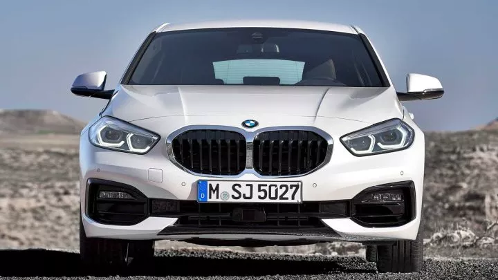 Vista frontal del BMW Serie 1 destacando su icónica parrilla.