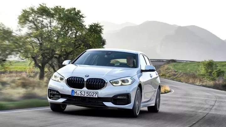 Vista dinámica del BMW Serie 1, destacando su frontal agresivo y perfil elegante