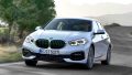 Vista dinámica BMW Serie 1 en carretera, destacando su frontal icónico.