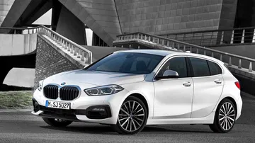 BMW Serie 1 con una vista lateral que muestra su perfil aerodinámico.