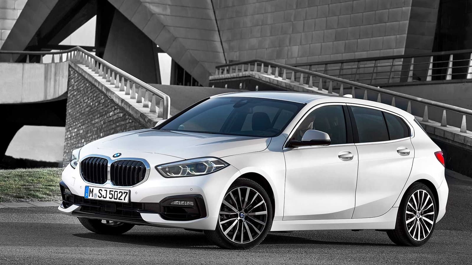BMW Serie 1 con una vista lateral que muestra su perfil aerodinámico.