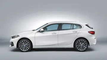 Vista lateral que muestra la línea y diseño dinámico del BMW Serie 1.