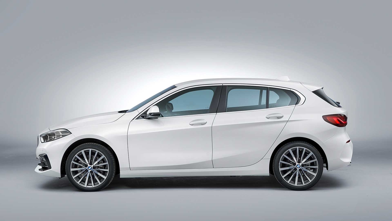 Vista lateral que muestra la línea y diseño dinámico del BMW Serie 1.