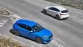 Dos BMW Serie 1 en carretera, vista lateral dinámica